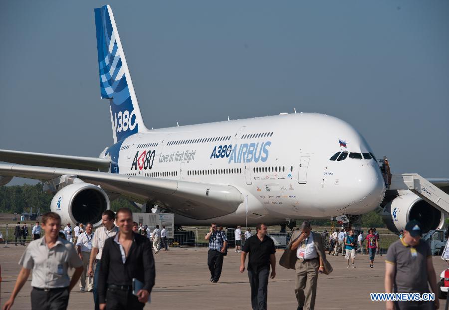 Visitors walk past the airplanes on the Tenth Russia National Aerospace Exhibition in Moscow, Russia on Aug. 16, 2011. The Exhibition will last for six days, and 793 companies from 40 nations and regions participated. [Jiang Kehong/Xinhua] 