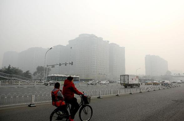 Photo taken on Oct. 30, 2011 shows the city is enveloped by heavy fog in Beijing, capital of China. Heavy fog shrouds several northern and eastern Chinese regions Sunday. [Xinhua] 