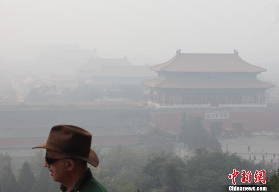 Photo taken on Oct. 22, 2011 shows Beijing is enveloped by heavy fog. Heavy fog shrouds several northern and eastern Chinese regions Sunday. [Xinhua] 