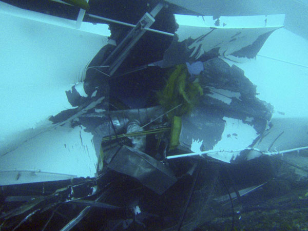 A breach on the side of the Costa Concordia cruise ship is seen underwater after it ran aground off the west coast of Italy, at Giglio island in this photo released on January 16, 2012. [Photo/Agencies]