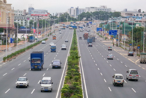 Statistics show that Shenzhen now has more than 2 million cars, placing it second only to Beijing. [File photo]